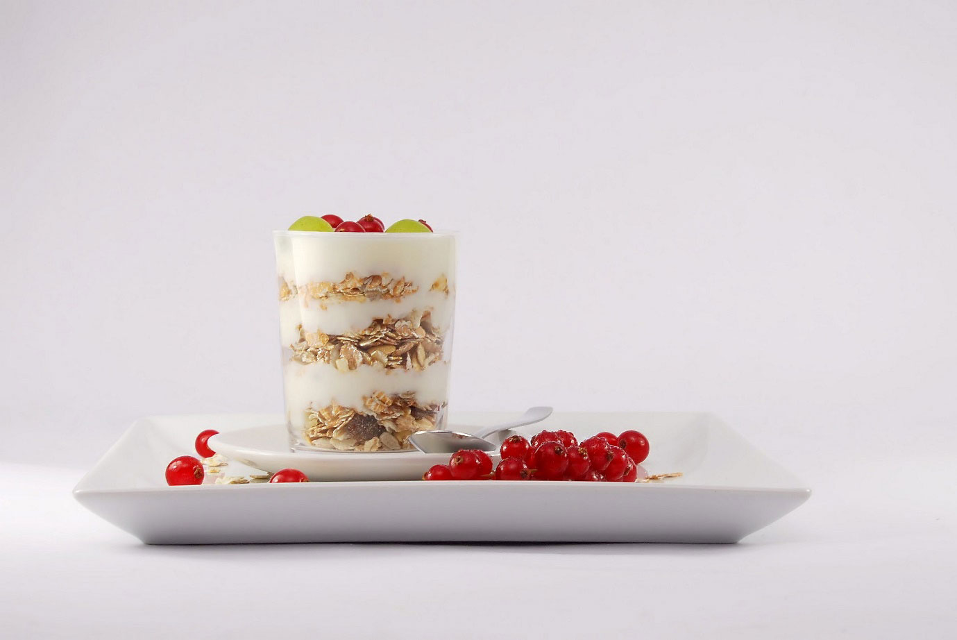 THIS YOGHURT BREAKFAST PARFAIT IS CAFÉ-WORTHY. IMAGE CREDIT: PEXELS/PIXABAY